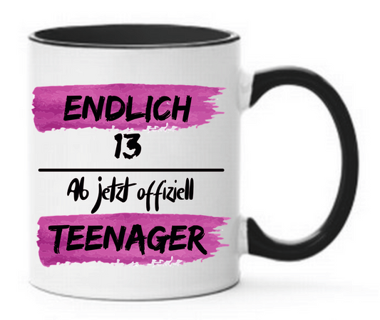 Schwarze Tasse mit dem Spruch Endlich 13 Ab jetzt offiziell Teenager Hintergrund mit Pink