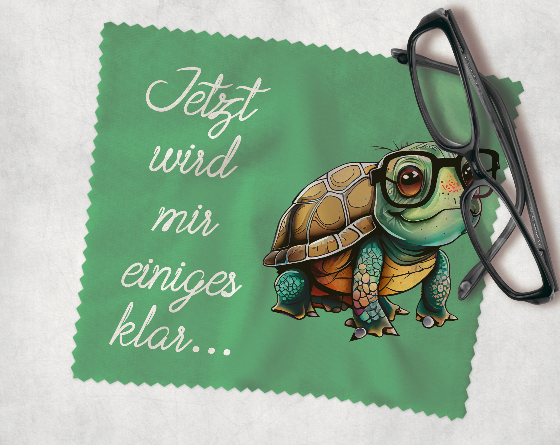 Brillenputztuch in Grün mit einer Comic Schildkröte die eine Brille trägt und dem Text Jetzt wird mir einiges klar...