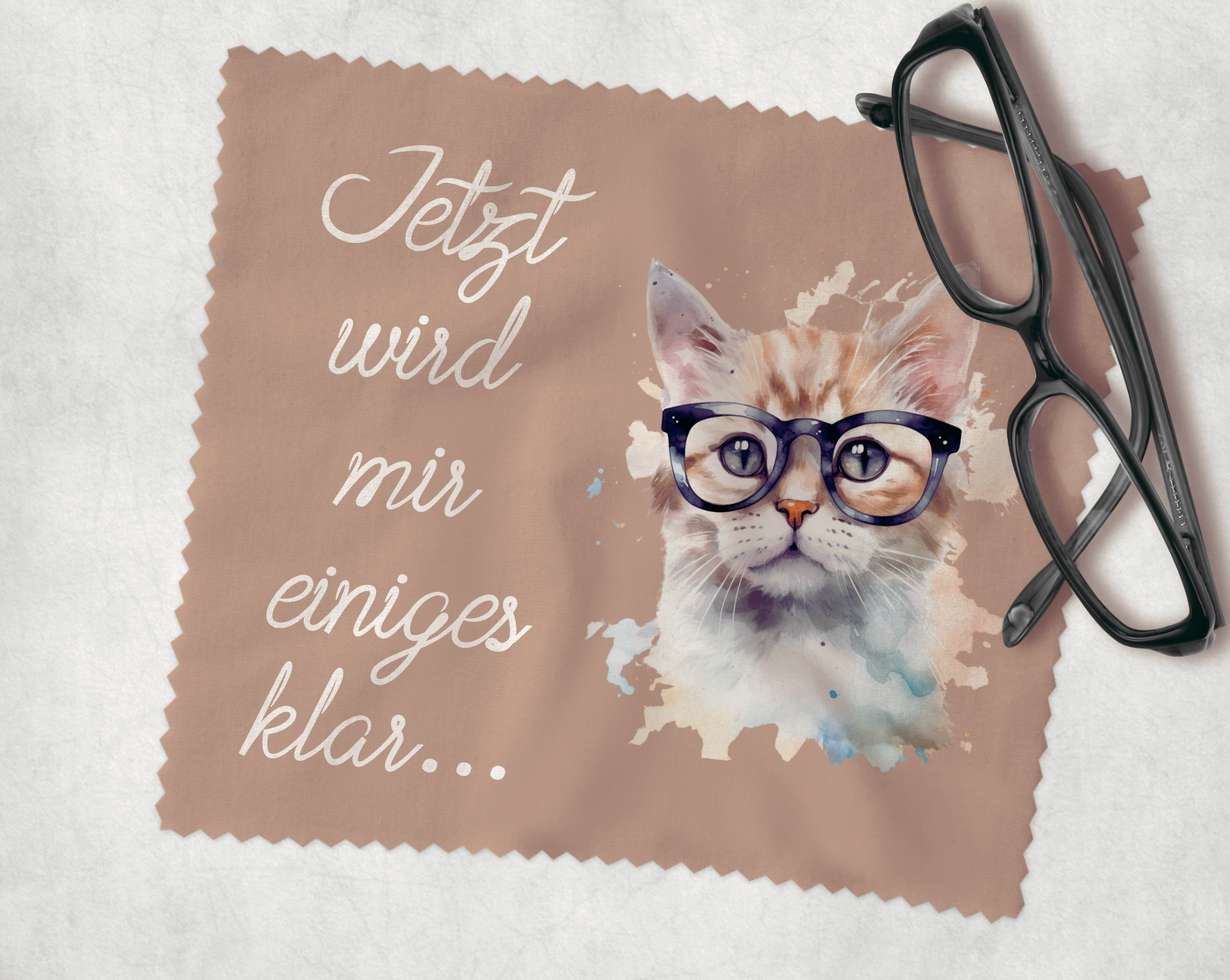 Brillenputztuch in beige mit einer Katze, die eine Brille trägt und dem Text Jetzt wird mir einiges klar