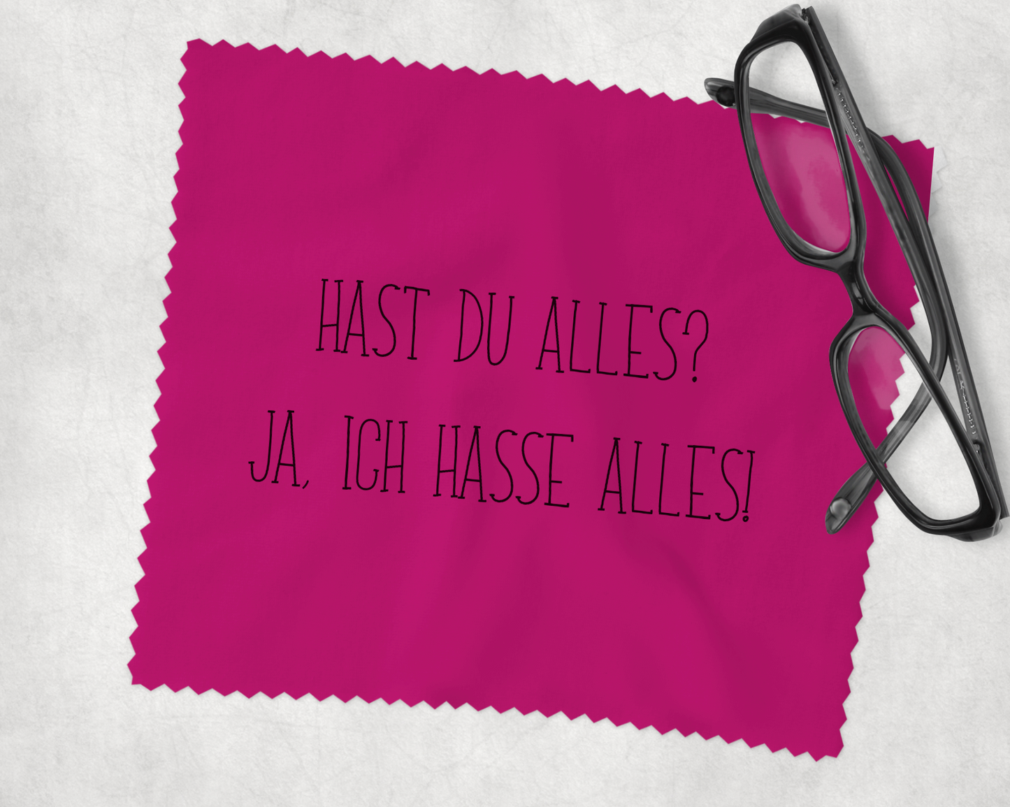 Brillenutztuch in Knallpink und dem Text Hast du alles? Ja, ich hasse alles!