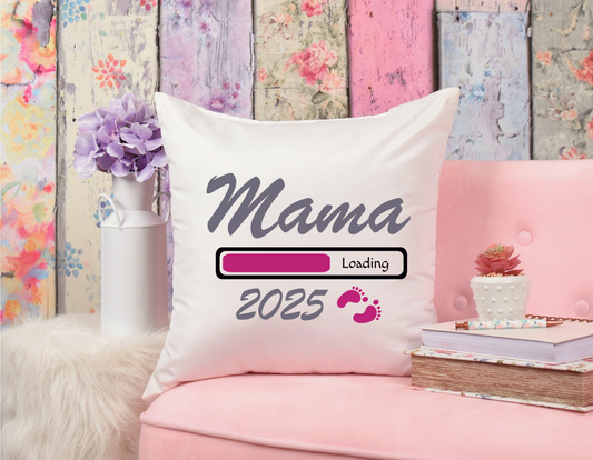 Weiße Kissenhülle mit Aufdruck in schwarz, grau und pink. Mama Loading 2025