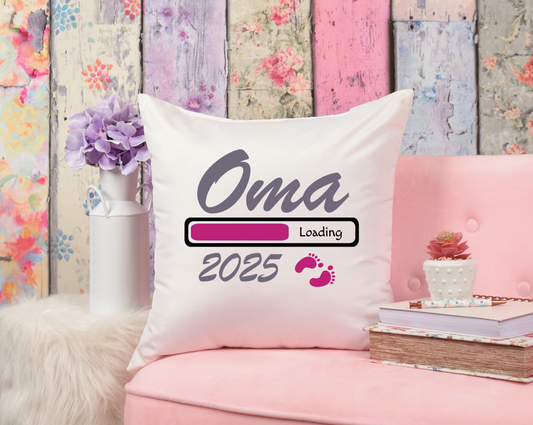 Weißes Kissen mit Aufdruck in pink, schwarz und grau mit dem Text Oma Loading 2025