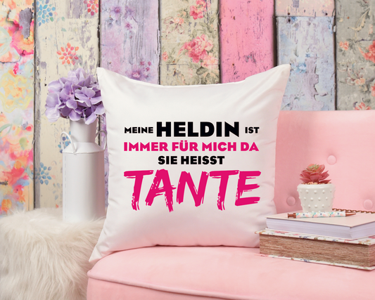 Weißes Kissen mit Aufdruck in Pink und schwarz und dem Text Meine Heldin ist immer für mich da sie heisst Tante