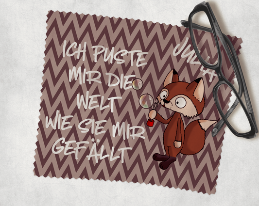 Brillenputztuch in braun mit einem Comic Fuchs der Seifenblasen pustet und dem Text Ich puste mir die Welt wie sie mir gefällt und eurem Wunschnamen