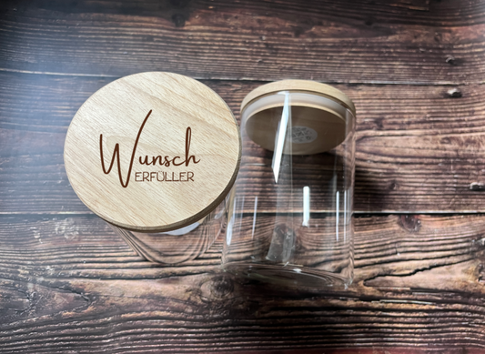 Vorratsglas aus durchsichtigem Glas mit Holzdeckel und der Gravur Wunscherfüller