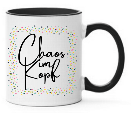 Schwarze Tasse Chaos im Kopf mit Sternen rund um den Text, witzige Geschenkidee für alle Chaoten die gerne über sich selbst schmunzeln