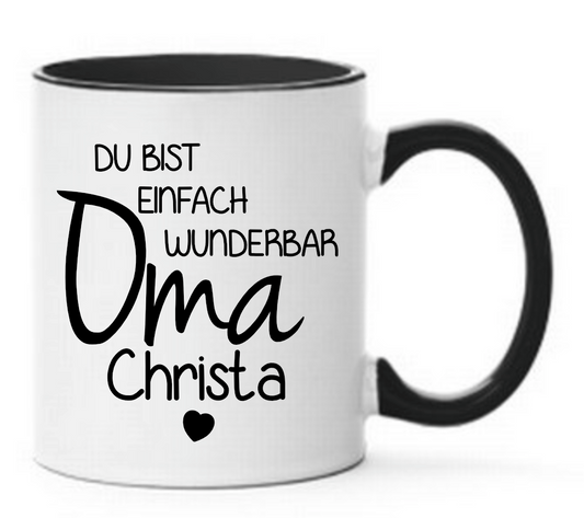 Schwarze Tasse mit Spruch Du bist einfach wunderbar Oma und dem Wunschnamen darunter mit schwarzem Herz