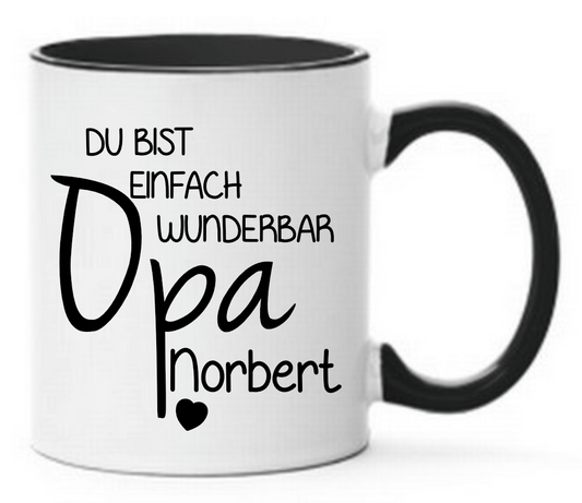 Schwarze Tasse mit Spruch Du bist einfach wunderbar Opa und dem Wunschnamen darunter mit schwarzem Herz