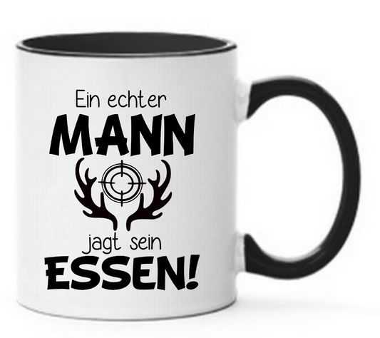 Schwarze Tasse mit Spruch Ein echter Mann jagt sein Essen! Zielscheibe mit Geweihmotiv