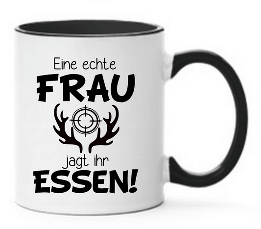 Schwarze Tasse mit Spruch Eine echte Frau jagt ihr Essen! mit Geweih und Zielscheibe