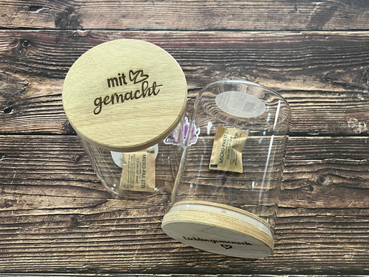 Vorratsglas aus durchsichtigem Glas und Holzdeckel. Hier mit der Gravur mit Liebe gemacht. Liebe hier als zwei Herzen