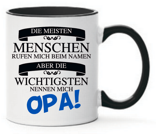 Schwarze Tasse mit Spruch Die meisten Menschen rufen mich bei mNamen aber die wichtigsten nennen mich Opa