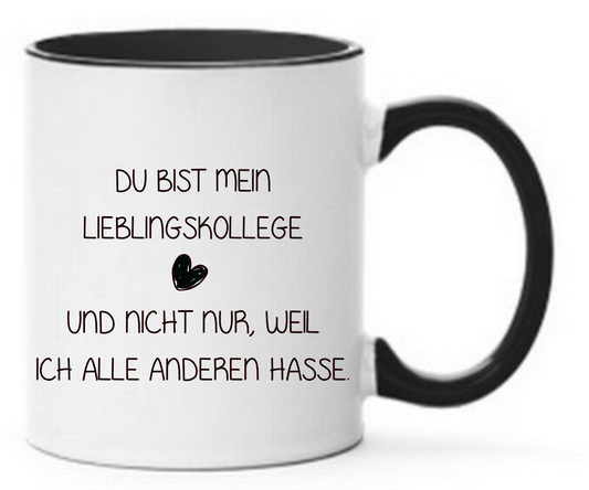 Schwarze Tasse mit dem Spruch Du bist mein Lieblingskollege und nicht nur, weil ich alle anderen hasse mit einem Herz 