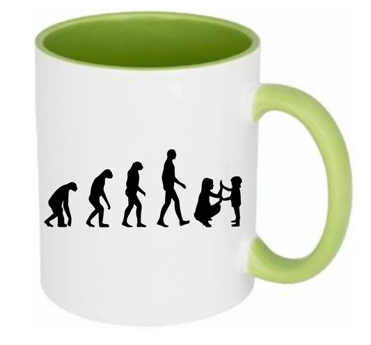 Grüne Tasse mit einem Bild vom Menschenaffen zur Erzieherin - Evolution. 