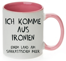 Lade das Bild in den Galerie-Viewer, Tasse Ich komme aus Ironien einem Land am sarkastischen Meer Farbwahl
