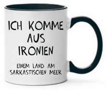 Lade das Bild in den Galerie-Viewer, Tasse Ich komme aus Ironien einem Land am sarkastischen Meer Farbwahl
