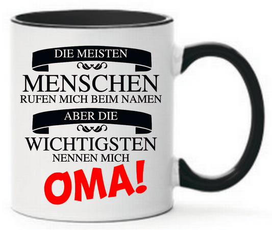 Schwarze Tasse Die meisten Menschen rufen mich beim Namen aber die wichtigsten nennen mich Oma Oma ist in Rot geschrieben