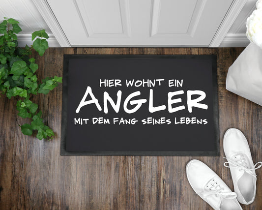 Fußmatte Hier wohnt ein Angler mit dem Fang des Lebens Farbwahl