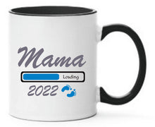 Lade das Bild in den Galerie-Viewer, Tasse Mama 2022 Loading Blau Schwarze Tasse bald werdende
